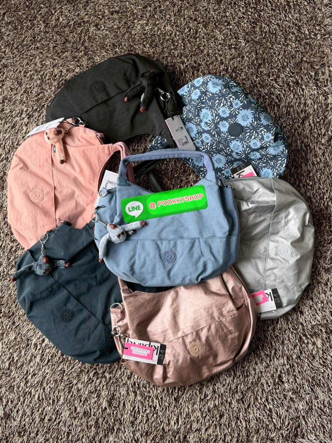 💕Kipling Aliana Shoulder Bag เป็นกระเป๋าสะพายไหล่ดีไซน์เรียบหรูที่ลงตัวทั้งสไตล์และการใช้งาน มาพร้อมช่องหลักปิดเปิดด้วยกระดุมแม่เหล็ก ช่องด้านในมีช่องแยกใช้การใช้งานหลายช่องอย่างชัดเจน รวมทั้งยังมีช่องที่ซ่อนอยู่ภายนอก มาพร้อมสายสะพายปรับฟรีไซส์ เ