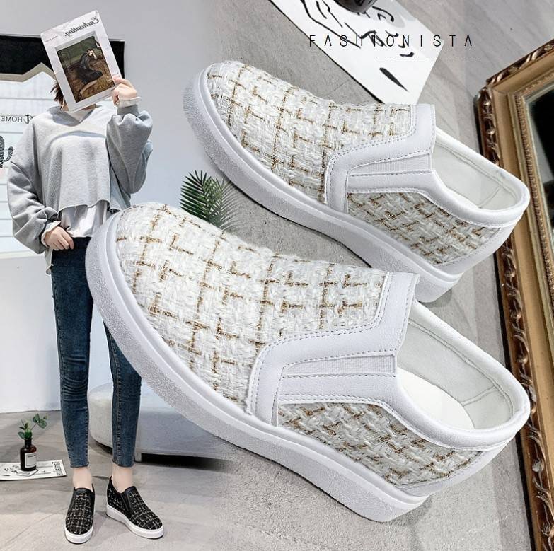 HOT FASHION แฟชั่นเสริมส้นมาแรง!! รองเท้าสลิปออนเสริมส้น 2.5 นิ้ว ทรงสโลป วัสดุเนื้อผ้า Tweed หรูๆ ทอแทรกดิ้นวิ๊งๆ สไตล์แบรนด์ชาแนล แต่งขอบด้วยหนัง pu เนื้อหนาคุณภาพดี มียางยืดเพิ่มความยืดหยุ่นในการสวมใส่ ใส่แล้วดูขาเรียวยาวสุดๆไปเลย ตัวพื้นรองเท้าเป็นยาง