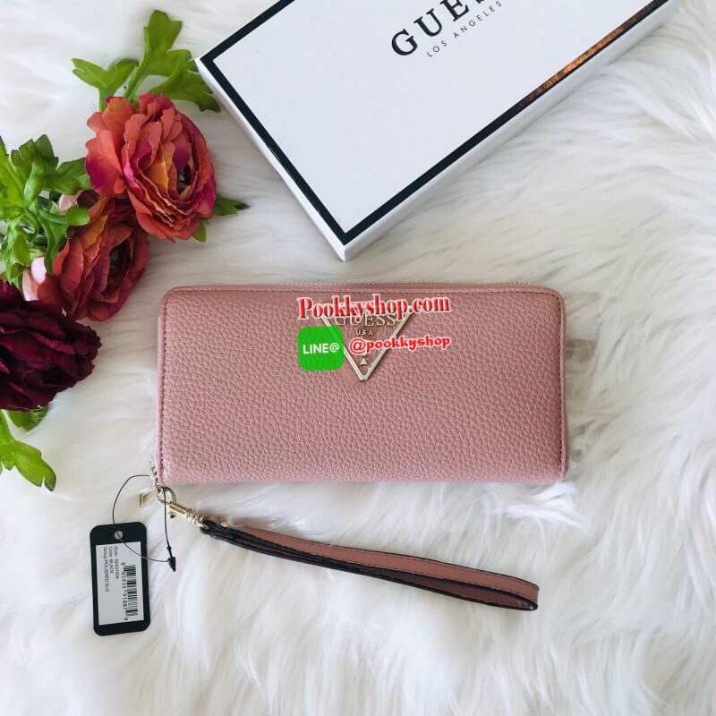 GUESS WOMEN'S LONG WALLET กระเป๋าสตางค์ใบยาวซิปรอบ วัสดุ PU คุณภาพดี นิ่ม น้ำหนักเบา ด้านหน้าประดับด้วยโลโก้แบรนด์สุดหรู ด้านในมีช่องเสียบการ์ด/บัตร/ธนบัตรและช่องซิปสำหรับใส่เหรียญ ด้านหลังมี1ช่องซิปใช้งาน มาพร้อมสายคล้องมือถือเป็นทรงคลัชท์ก็ได้ ราคา