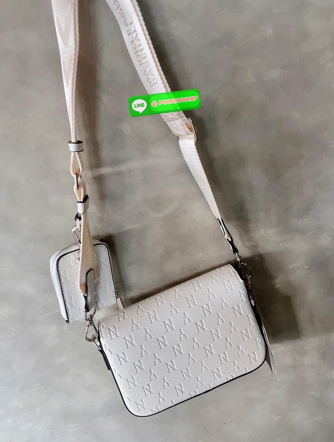 NEW IN! ใบจริงน้องสวยมากๆ คุ้มแก่การมีติดตัว! MLB MONOGRAM EMBO CROSS BAG 💌พร้อมส่ง! ใครมีแล้วหรือจะมีเพิ่มหรือซื้อเป็นของขวัญให้เพื่อนๆรุ่นนี้ไม่ทำให้ผิดหวังค่ะ หนังแท้อย่างดี ปั้มลายแบรนด์ทั้งใบ