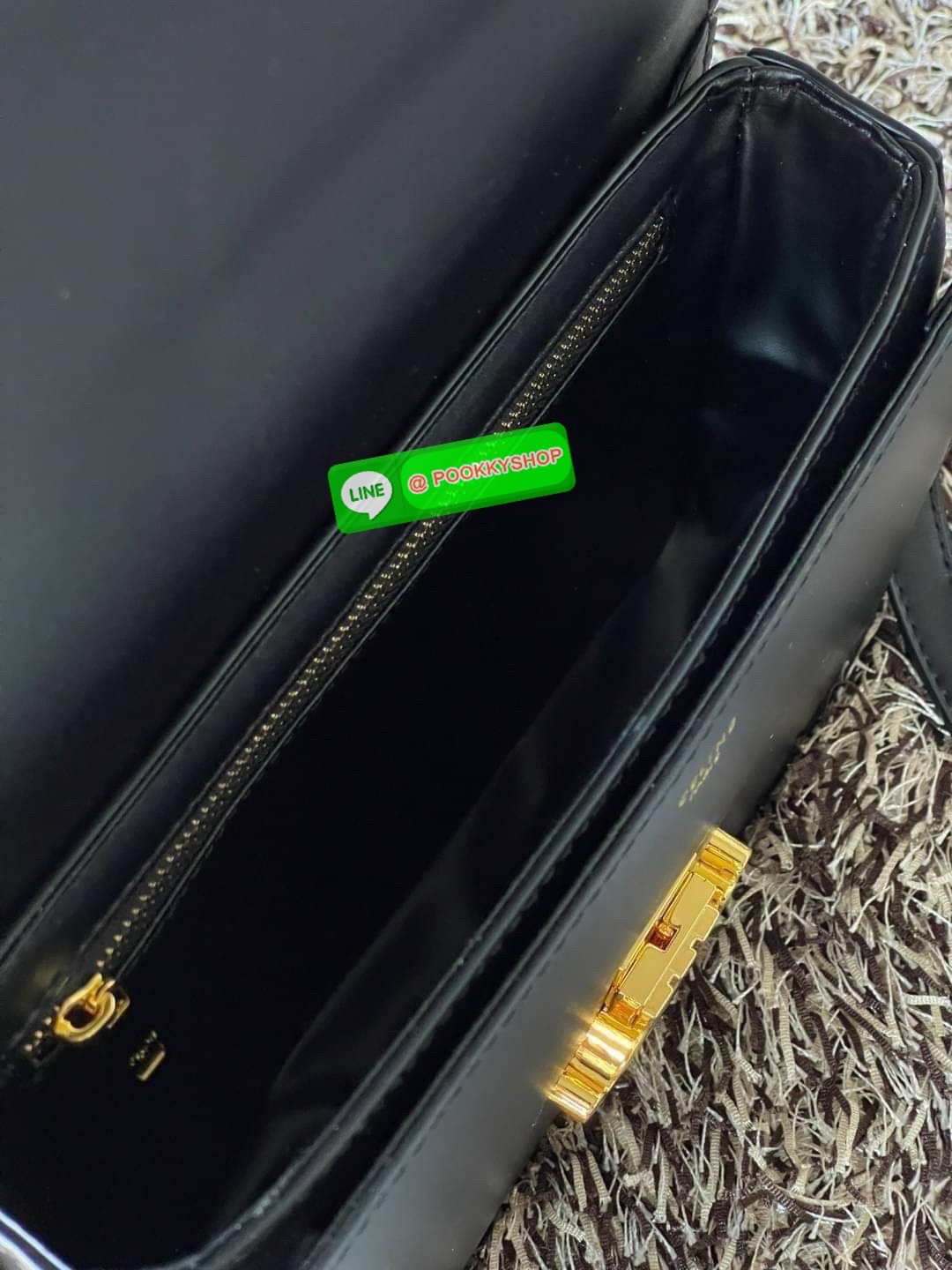 💕Celine MEDIUM TRIOMPHE BAG IN SHINY มีรูปทรงเป็นกล่องคล้ายกับกระเป๋า Classic Box แต่มีการออกแบบโลโก้ที่สะดุดตาแบบวินเทจ ด้วยดีไซน์ที่ดูโฉบเฉี่ยว แต่คงความคลาสสิคอย่างเต็มเปี่ยม ทำให้เป็นที่ดึงดูดความสนใจของสาวๆ สายสะพายสามารถปรับระดับได้ มีความคล