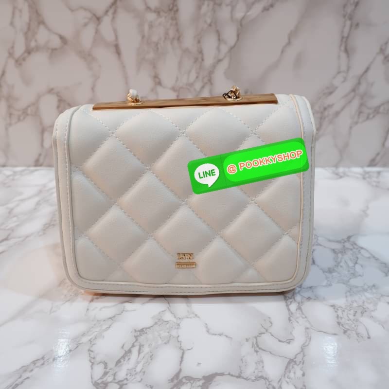 LYN กระเป๋าสะพายข้างรุ่นใหม่ อะไหล่สีทอง หนังนิ่ม ปักลายตาราง ด้านหน้าแต่งด้วยโลโก้แบรนด์ สายกระเป๋าเป็นโซ่สลับหนัง น้ำหนักเบา ด้านในสามารถใส่กระเป๋าตัง โทรศัพท์มือถือ เพาเวอร์แบงค์ มีช่องใส่ของขนาดเล็ก