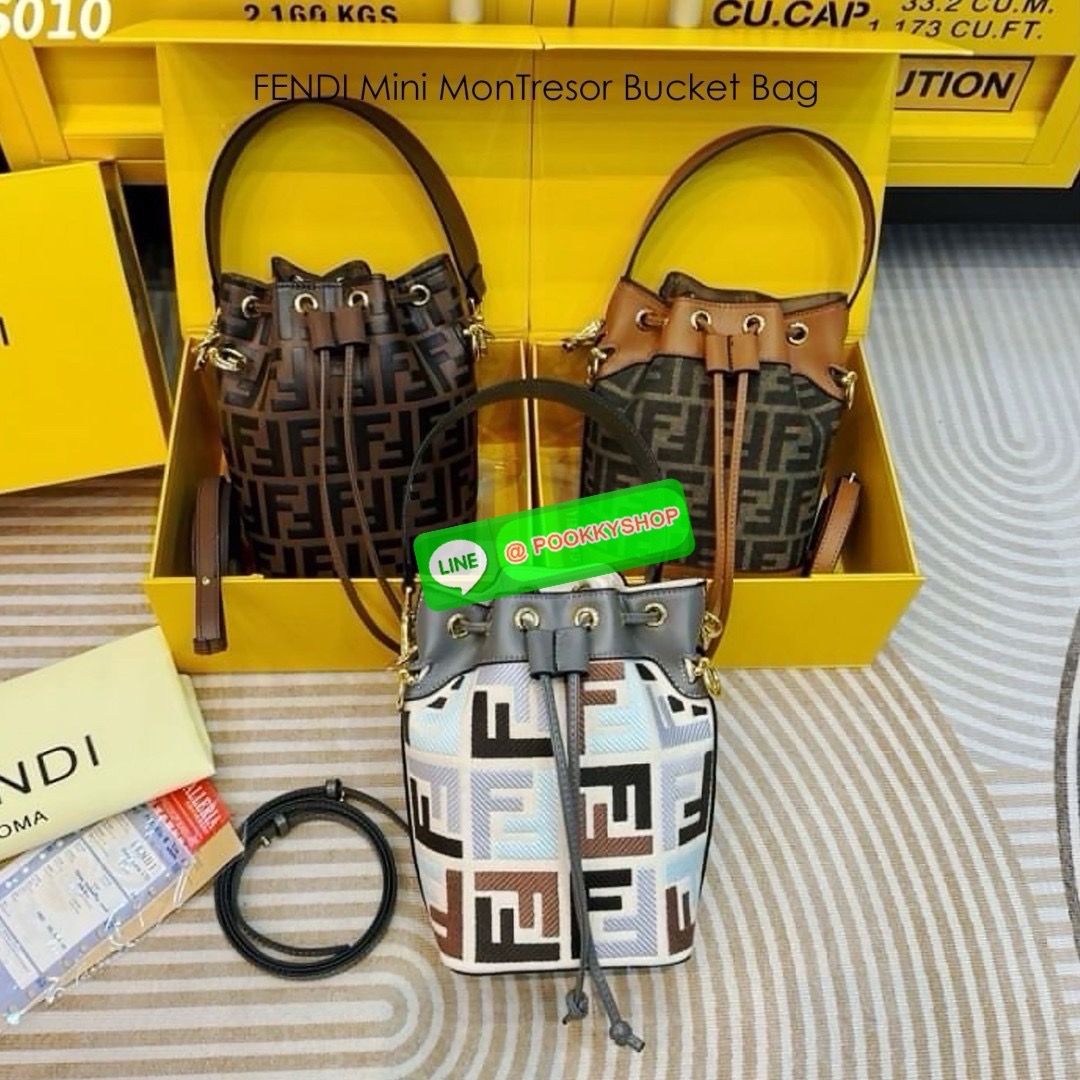 FENDI Mini MonTresor Bucket Bag กระเป๋าสะพายทรงขนมจีบรุ่นยอดนิยม ไซส์มินิน่ารักน่าใช้มาก ดีไซน์สวยอยู่ทรง มาพร้อมสายสั้นคล้องแขน และสายครอสบอดี้สำหรับสะพายข้าง สลับใช้ได้ไม่จำเจ ภายในเป็นช่องโล่ง ใส่ของจำเป็นพกพาไปไหนได้แบบง่ายๆ สวยพร้อมเสิร์ฟให้แล้ว ในรา