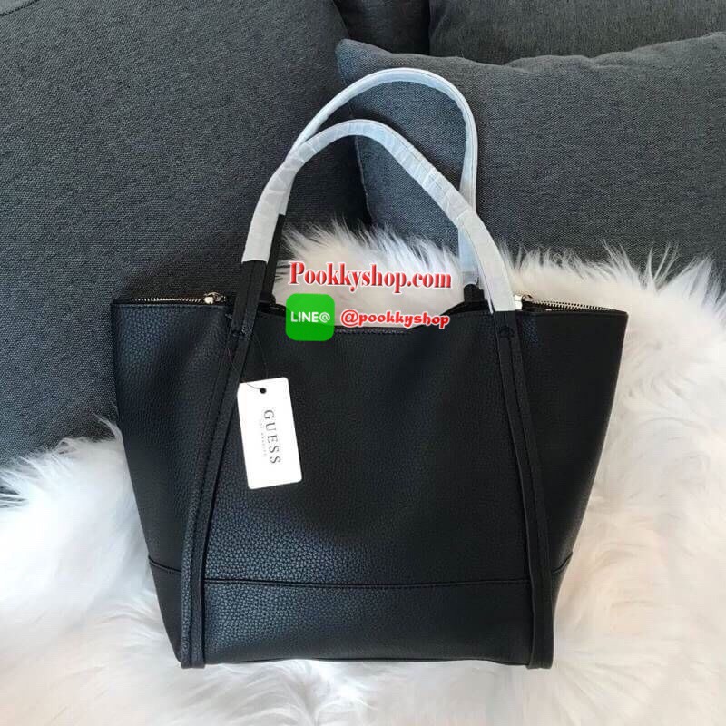 GUESS HEIDI HAMMERED EFFECT BAG 2 in 1กระเป๋าสะพายจาก Guess factory วัสดุ PU คุณภาพดี นิ่ม น้ำหนักเบา ด้านหน้าประดับด้วยโลโก้แบรนด์สุดหรู เปิดปิดกระเป๋าด้วยกระดุมแม่เหล็กและซิป ด้านในโล่งกว้างมีช่องสำหรับใส่ของด้านข้างกระเป๋าเพิ่มอีก2ช่องใช้งาน รุ่นนี้มาพ