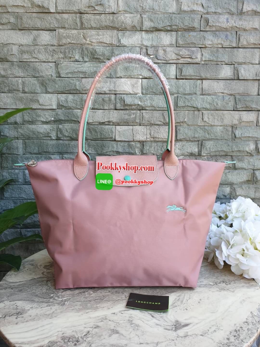 Longchamp Le Pliage Club Tote Bag Size L หูยาว วัสดุเนื้อผ้า Nylon Canvas เคลือบกันนำ้ ตัดด้วยหนังแท้ที่มีน้ำหนักเบา ดีไซน์เรียบง่ายแต่เต็มไปด้วยความคลาสสิก จนเป็นที่ชื่นชอบไปทั่วโลก Longchamp ปรับโฉม LE PLIAGE ด้วยการปักลายรูปม้า-ตราสัญลักษณ์ของแบรนด์บนผ