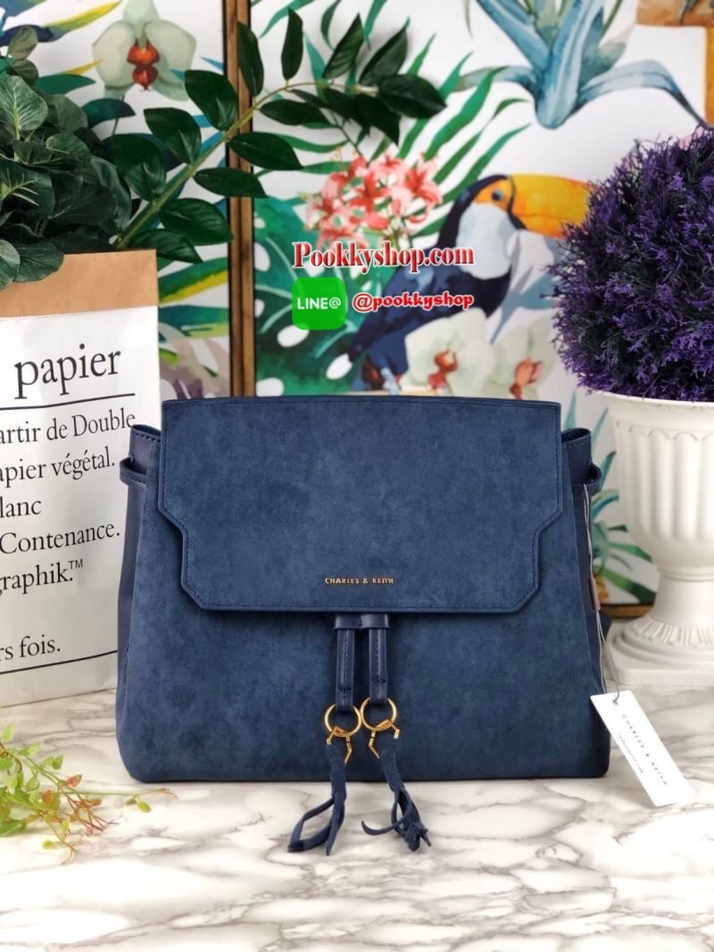 Charles & Keith Textured Tassel Shoulder Bag กระเป๋าเอนกประสงค์ ใช้ได้หลายแบบ! ตัวกระเป๋าแต่งด้านหน้าเป็นหนังกลับ-ช่วงด้านหลังเป็นหนังเรียบ (ยกเว้นสีครีม!! เป็นหนังเรียบทั้งใบ) มีพู่ห้อยด้านหน้าเก๋มาก เปิดปิดแบบกระดุมแม่เหล็ก ปรับทรงได้โดยการดึงหูรูดด้านห