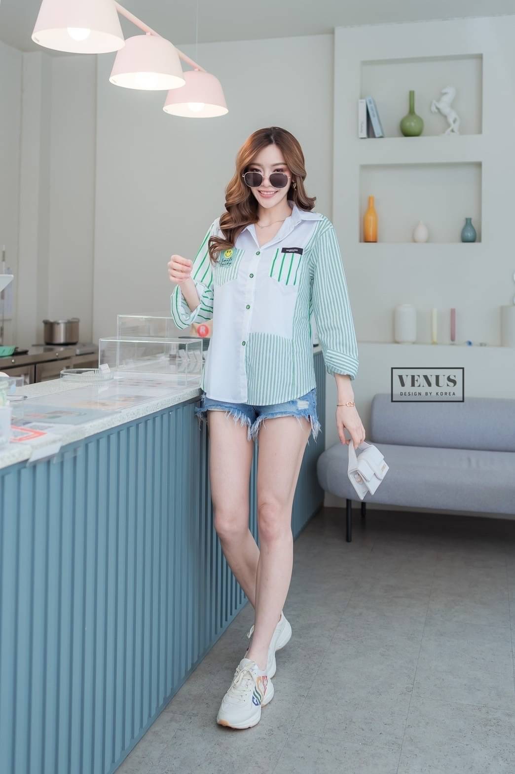 I'm Lady By Venus เสื้อเชิ๊ตสีพื้น แต่งแขนลายริ้ว แต่งกระเป๋า สลับลายกัน งานเก๋มากๆนะคะ เนื้อผ้าเชิ๊ตอย่างดีคะ แม๊ทกับกางเกงยีนขาสั้นก็สวยคะ