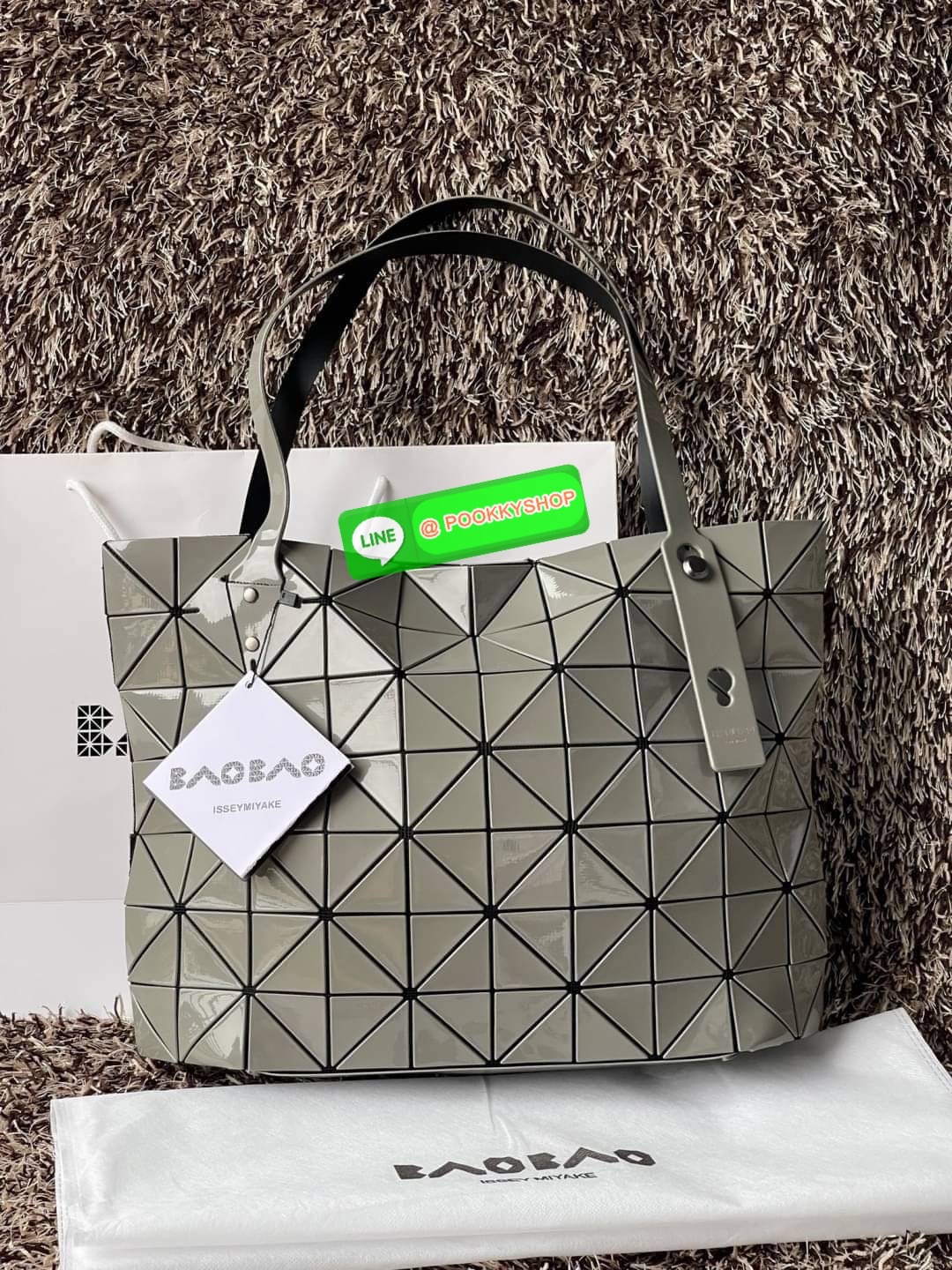 💕 Bao Bao Issey Miyake ROCK MATTE ซีรีส์นี้จะเป็นทรงสี่เหลี่ยมผืนผ้า มีซิปปิดด้านบน ถือเป็นรุ่นที่เหมาะกับการใช้งานในชีวิตประจำวัน สามารถพับมุมและบริเวณด้านล่างของกระเป๋าเพื่อเพิ่มความสะดวกสบายในการใช้งาน ทั้งยังช่วยให้วางกระเป๋าในแนวตั้งได้อีกด้ว