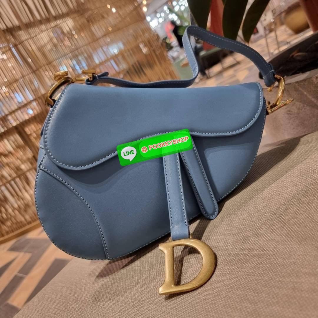 CD SADDLE BAG CALFSKIN กระเป๋าสะพายข้างพรีเมี่ยมกิ๊ฟ ทรงสวยไม่ซ้ำใคร กิมมิคในตัว ดูแพง ไซส์ใหญ่ ดีไซน์ย้อนยุค เป็นเอกลักษณ์สวยทุกแบบ เปิด-ปิดด้วยกระดุมแม่เหล็กซ่อน ใช้งานง่ายมากๆ ภายในเป็นช่องโล่ง มีช่องซิป วัสดุหนังลูกวัวฟอกสี ใส่ของสำคัญได้เลย หมดห่วง ม