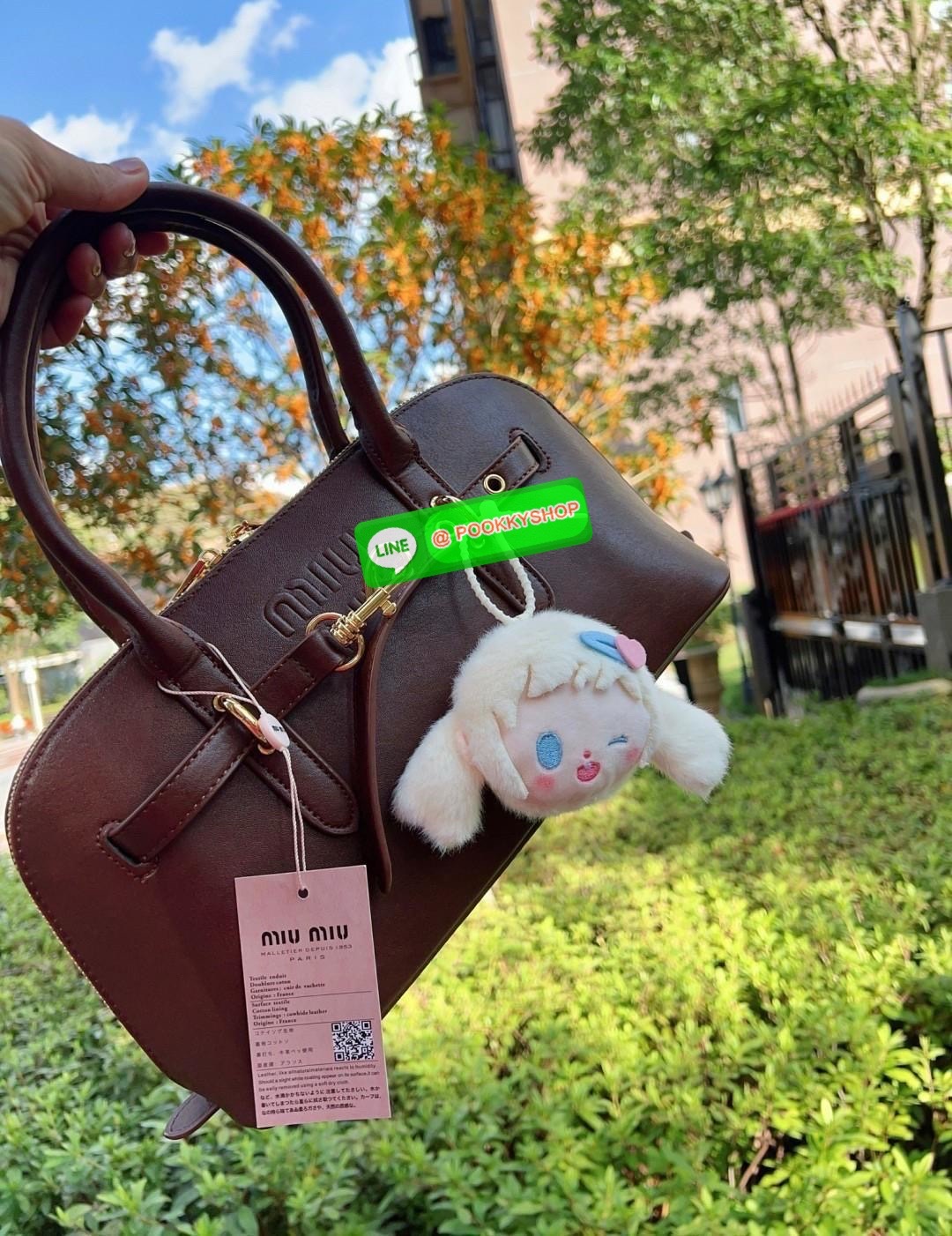 MIU MIU leather satchel bag 🔖พร้อมส่ง!! กับกระเป๋าหิ้ว หรือคล้องมือ หนังแท้อย่างดีสวย 🔖ดีไซด์เก๋แบบตัดคาดเข็มขัดด้านหน้า อะไหล่ทองสวยค่ะ 🔖เปิด-ปิดแบบซิปคู่ ซิปลื่น รูดได้รอบค่ะ ภายในกว้างมาก หายห่วงเรื่องใส่สัมภาระเลยค่า มีช่องซิปแ