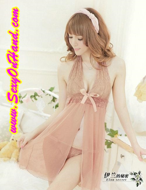 ชุดนอนเซ็กซี่ คล้องคอ ผ้าลูกไม้ เนื้อผ้าซีทรู สีพีช หรูหรามากๆ เนื้อ นุ่ม ลื่น ประดับกลางอก ด้วยริบบิ้น ช่วงตัวกระโปรง แอบผ่าหน้า เพื่อ เพิ่มลูกเล่นความเซ็กซี่ สีสวย หรูหราคุณหนูมากๆ