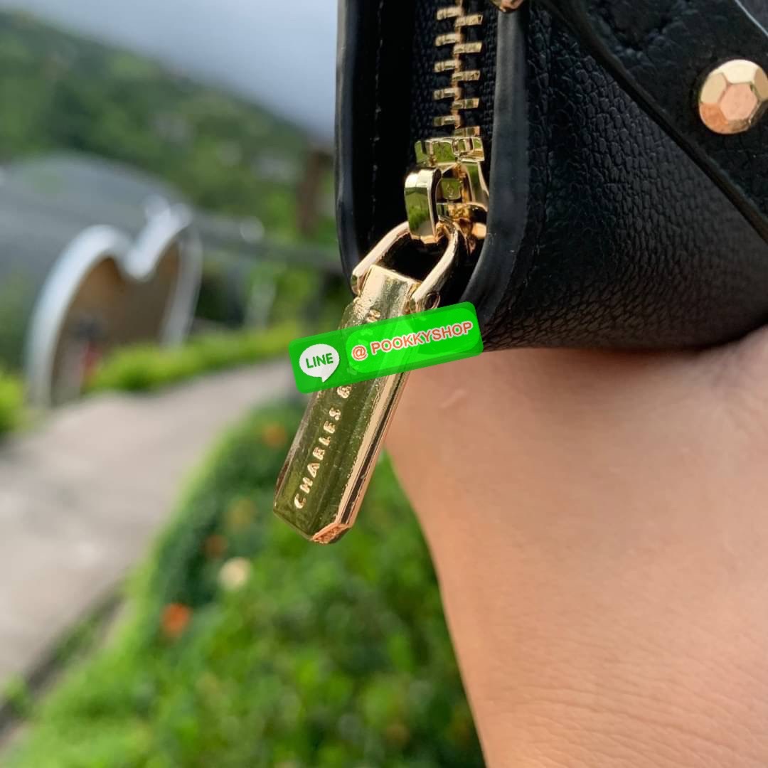 Charles & Keith Classic Zip Around Wallet กระเป๋าาสตางค์ใบยาว ซิปรอบ ด้านในมีช่องใส่บัตรหลายช่อง มีช่องใส่ธนบัตร และช่องซิปใส่เหรียญค่ะ มาพร้อมสายคล้องข้อมือ ตกแต่งด้วยหมุด