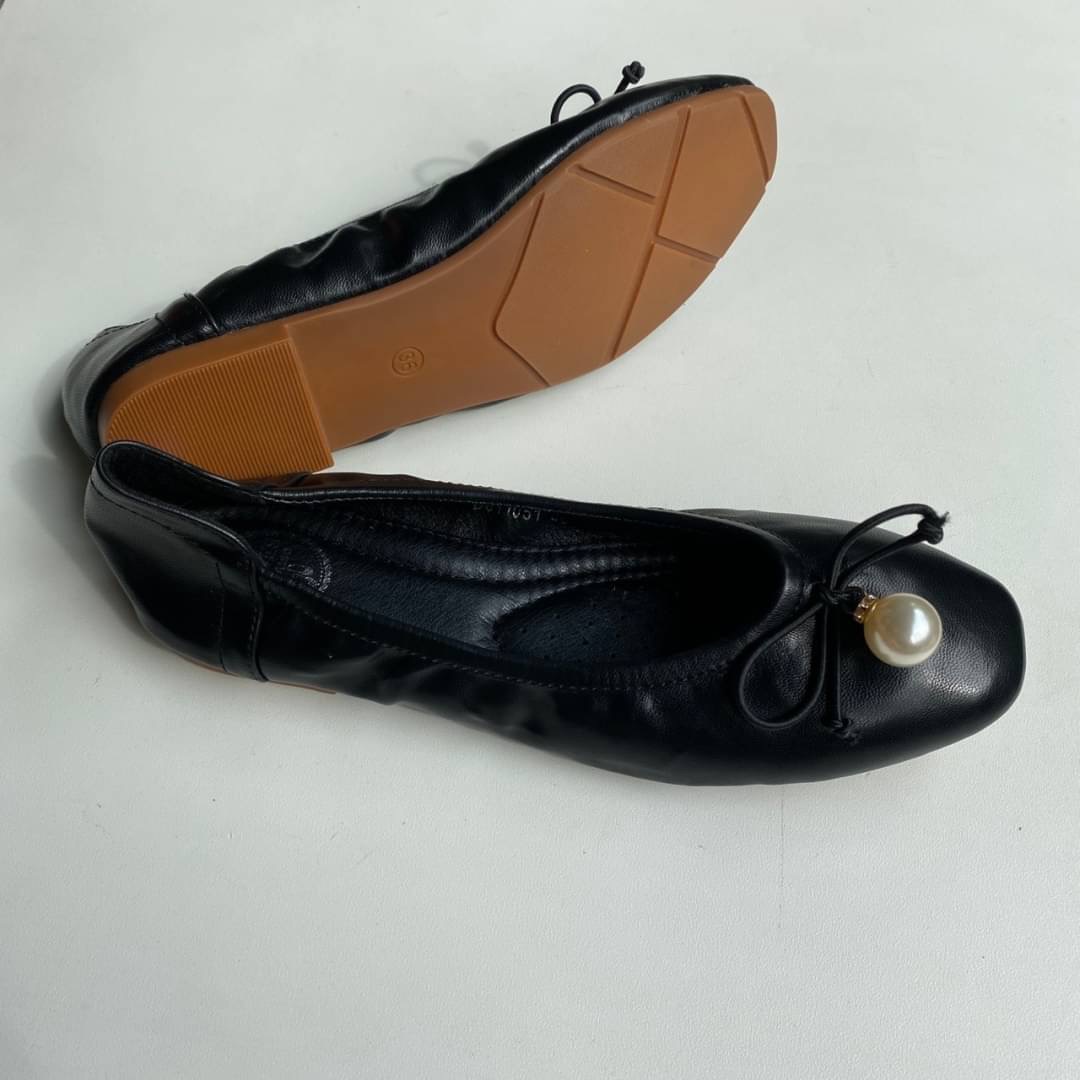 พร้อมส่ง รองเท้าคัทชูนิ่มๆๆ ส้นแบน ไม่เจ็บเท้านะคะ พื้นซับ มีระบายอย่างดี หลายคนชอบงานดี ใส่สบายจริงๆๆ