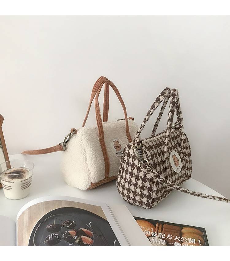 รุ่นใหม่ พร้อมส่ง!!!!!! Bakery Bear bottle bag กระเป๋าถือน่ารักขนฟู มาพร้อมสายสะพายยาวที่ถอดออกได้ ใช้งานได้ตามชอบ