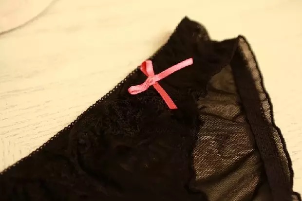 ชุดนอน ซีทรู เกรดPremium สินค้าส่งออกญี่ปุ่น สี ดำ แต่งซับสีชมพูอ่อน ช่วงอกและชาย แต่งระบายขอบทั้งชุด เนื้อผ้าหรู คุณหนูตามภาพเลยคะ +กางเกงในแต่งระบายสุดหรูเข้าชุดคะ ขนาดFree Size