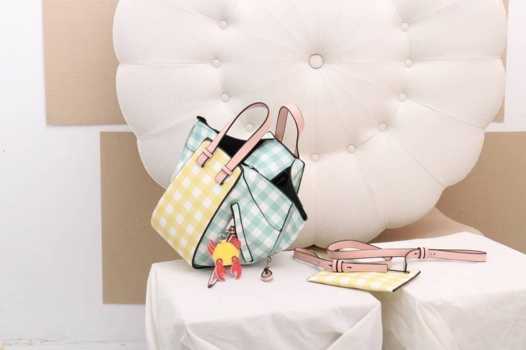 มาอีกรอบละจร้าาา Hammock รุ่นนี้ถามกันไม่เลิก เลยตั้งใจผลิตมาอีกครั้ง สวยๆทุกสี งายดีสวยเนี๊ยบทรงแป๊ะมาก พิเศษ..เลยจร้า แถมฟรี !! ตัวห้อยกุ้งน้อย เพิ่มความโดดเด่นขึ้นไปอีก ... งานนี้รับรองไม่ผิดหวัง ดีเทลรายละเอียดสวยมาก