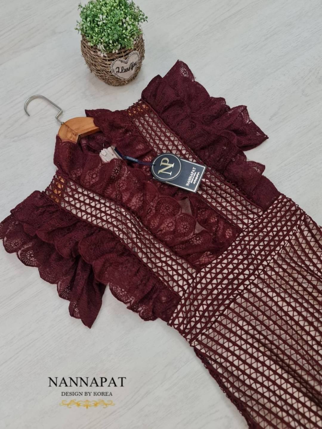 Dress สวยหรู ดูดีมีราคา ใส่ออกงานได้เลยนะคะ งานพรีเมี่ยม ผ้าลูกไม้แน่นๆ หนานุ่ม ใส่สบาย มีซับในอย่างดี งานซิปหลัง ระบายอก ช่วงเอวเข้ารูป ทรงสวย กระโปรงบานสวยกำลังดี ราคานี้คุ้มมากนะคะ เห็นงานจริงต้องว้าวแน่นอนคะ