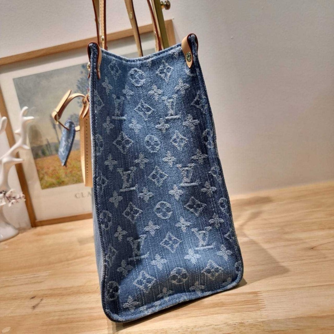 LV on the go mm monogram denim tote bag 🔆 Details ดีไซน์ใหม่รับซัทเมอร์! ห้ามพลาด! กับกระเป๋าทรงโท้ทสไตล์เดนิม ที่ใครเห็นต้องเป็นคลั่งรัก ผู้ดี หรูหราได้ทุกลุค ทุกสไตล์ มาพร้อมหูจับในตัวที่มีดีเทลหมุดตลอดเส้น หรือจะเกี่ยวสายครอสสะพายก็อัพลุคได้เลย