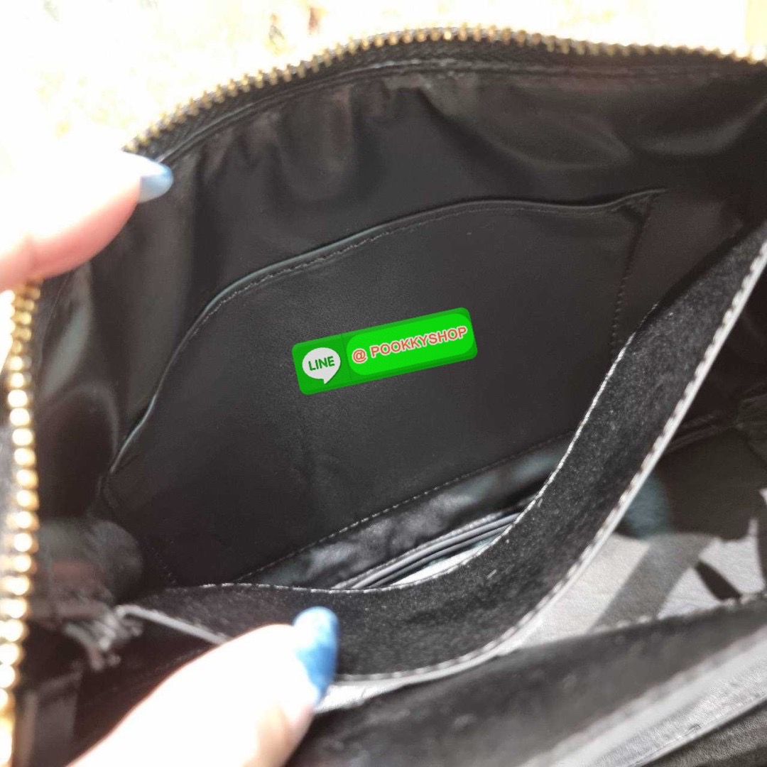 PRADA MEDIUM LEATHER HANDBAG 🔆 Details สะเทือนวงการแฟชั่นแบบสุด! กับกระเป๋าสะพายไหล่พรีเมี่ยมกิ๊ฟ ดีไซน์เก๋และมาแรงมาก สาวๆหนุ่มๆติดแกลมต้องไม่พลาด สวยดูแพง หูสะพายคล้องไหล่สะดวก ปากกระเป๋ามีซิปรูดเปิดปิดง่าย ภายในแบ่งสัดส่วนสวย โล่งกว้าง มีทั้งช่