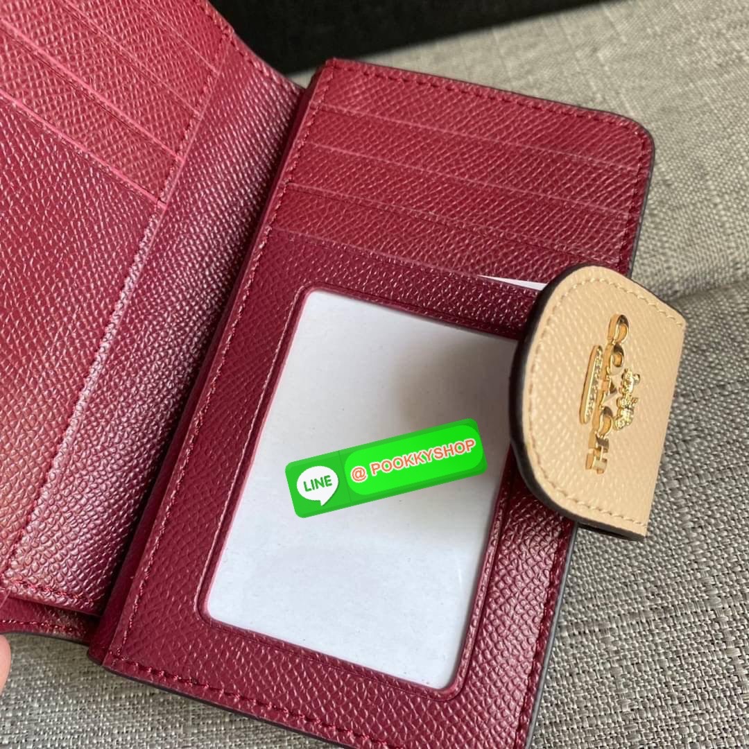 COACH 6390 MEDIUM CORNER ZIP WALLET กระเป๋าสตางค์ใบกลาง สีพื้นเรียบหรู วัสดุcrossgrain ภายในมีช่องใส่บัตรและธนบัตรได้ทุกชนิด มีช่องซิปใส่เหรียญ ขนาดกะทัดรัดพกพาง่าย คนชอบจัดระเบียบกระเป๋าสตางค์แนะนำเลยจ้า
