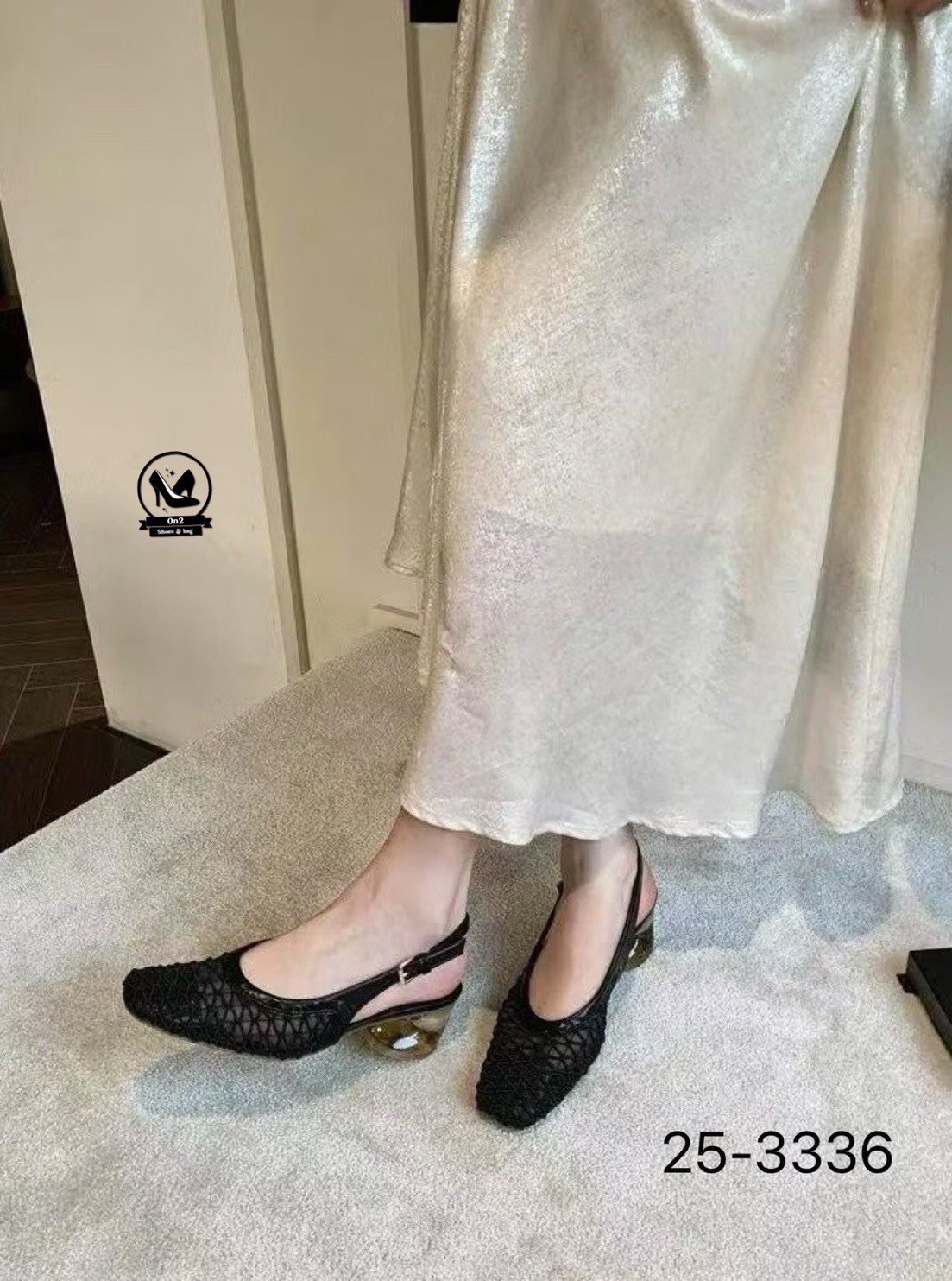 รองเท้าทรงบัลเล่ต์ ส้นสูงรัดส้น สวย หรู ดูดี มีสไตล์ ตอบโจทย์สาว ๆ ที่มองหาความสบายแต่ยังคงความแฟชั่น ด้วยดีไซน์หัวเหลี่ยมและ ส้นแก้วทรงกลม ที่เป็นเอกลักษณ์ ทำให้ดูทันสมัยและโดดเด่นไม่ซ้ำใคร