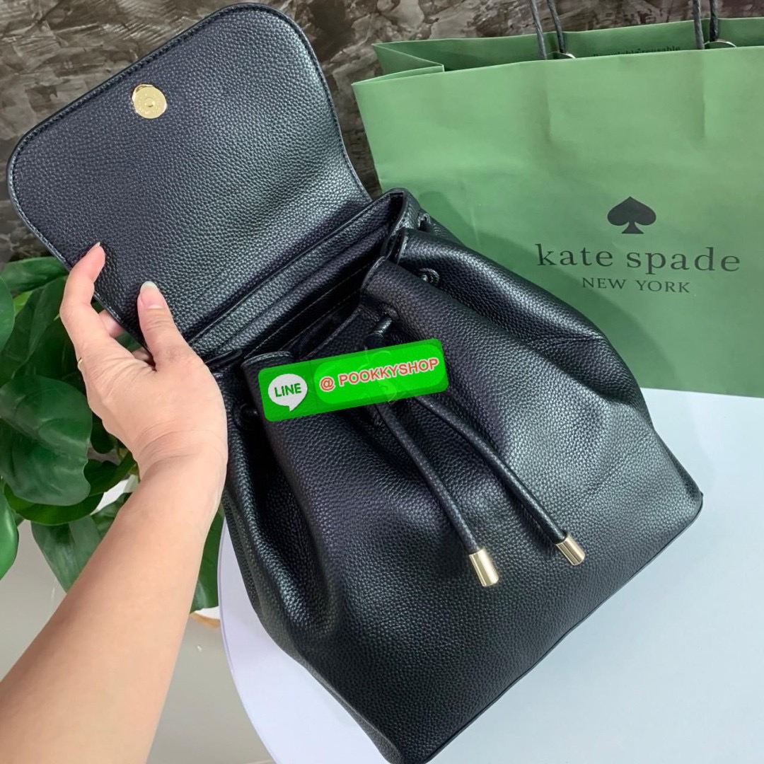 KATE SPADE NEW YORK Sinch Pebbled Leather Medium Flap Backpack กระเป๋าสะพายเป้หนังนิ่มลายหนังสวย ด้านหน้าตกแต่งด้วยชื่อแบรนด์ มีช่องซิปเล็กด้านข้างกระเป๋า 1 ช่อง ช่องใหญ่เปิด-ปิดด้วยตัวรูด ด้านในโล่งกว้างจุของได้เยอะมาก และมีช่องซิปใส่ของจุกจิกค่ะ