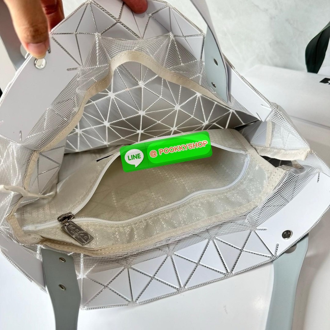 BAO BAO PRISM PLUS Handbag (Large) 🔖กระเป๋าถือจากแบรนด์ BAO BAO ISSEY MIYAKE ดีไซน์คลาสสิกทรงสี่เหลี่ยม มาพร้อมลวดลายสามเหลี่ยมที่มีมิติ 🔖วัสดุ: โพลีเอสเตอร์ ผสมหนัง 🔖 ปากกระเป๋าเปิด ซับในเป็นไนลอน มีช่องกระเป๋าด้านในและหูหิ้วกระเป