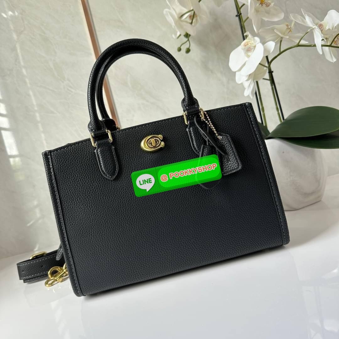 COACH BROOKE CARRYALL 28 (CE733) กระเป๋าถือหรือสะพายข้าง สุดหรู ลุคคุณนาย ให้วัสดุแคนวาสตัดหนังแท้ ภายในกว้าง แบ่งช่องเป็นสัดส่วน มีช่องซิปตรงกลาง สายสะพายถอดออกได้ จะถือหรือสะพายแมทซ์ได้หลายลุคเลยค่ะ