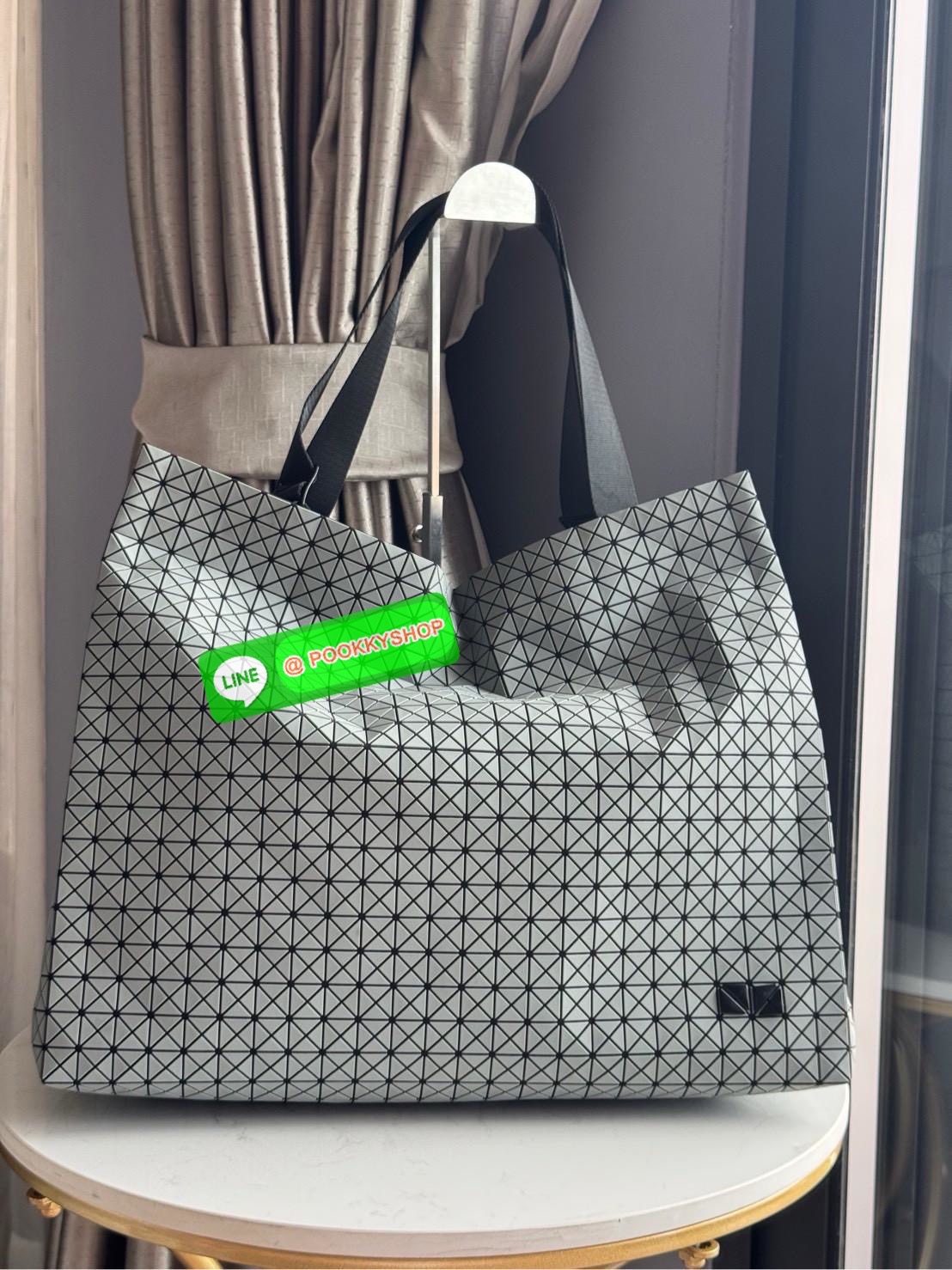 Baobao Issey Miyake Cart geometric L tote bag รูปทรงที่สร้างขึ้นโดยบังเอิญ' เสื้อผ้าที่มีโครงสร้างและได้รับการออกแบบทางวิศวกรรมอันเป็นเอกลักษณ์ของแบรนด์ ส่งต่อไปยังเครื่องประดับที่น่าประทับใจและไร้กาลเวลาเหล่านี้ กระเป๋าโท้ต Cart ประดิษฐ์ขึ้นจากการตั