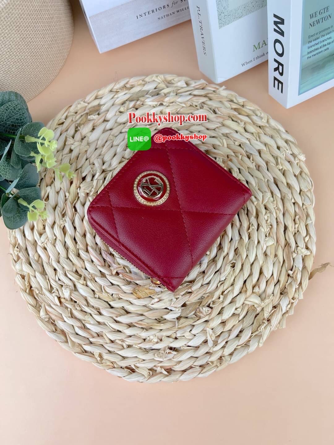 Lyn Decade Wallet กระเป๋าเงินใบสั้น รุ่นนี้สวยน่ารักมากๆ จับถนัดมือ มีฟังก์ชันให้ใช้ครบจบในใบเดียว! วัสดุหนังนุ่มมือ เดินด้ายทั้งใบเพิ่มดีเทล มีโลโก้สวยเด่นที่ด้านหน้า เปิดปิดแบบกระดุมแม่เหล็ก มีช่องใส่ธนบัตรได้ตามยาว ใส่แบงค์ไม่ต้องพับค่า ช่องการ์ด 6 ช่อ