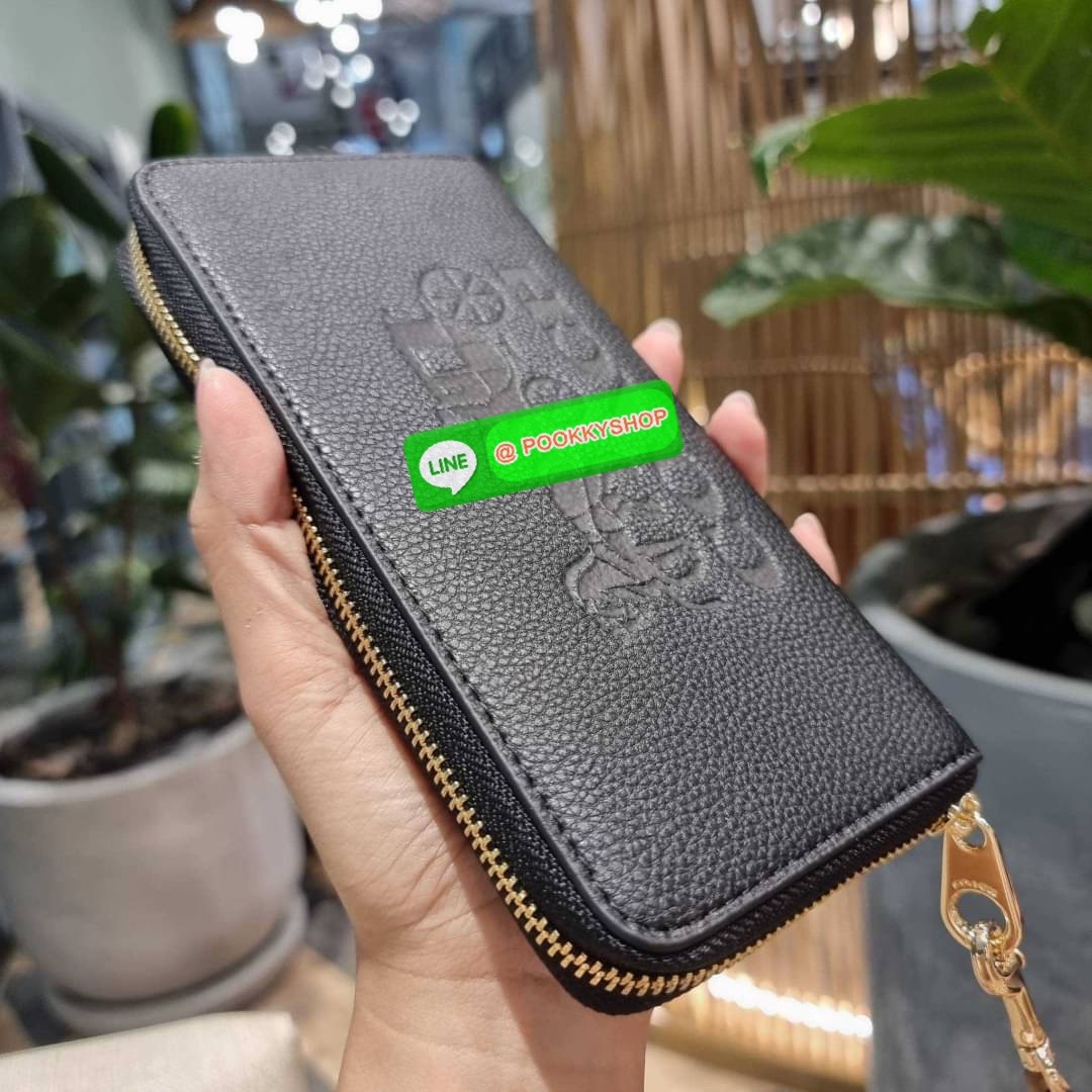 COACH C3548 LONG ZIP AROUND WALLET WITH HORSE AND CARRIAGE พร้อมเสิร์ฟความหรู กับคอลใหม่ สีสวย ผู้ดีขับผิวมาก กระเป๋าสตางค์ใบยาวกึ่งคล้องมือ เรียบหรู โดดเด่นด้วยโลโก้เอกลักษณ์ วัสดุหนัง pepble ทนทาน มาพร้อมสายคล้องมือ ถอดออกได้ ภายในใส่บัตรได้เยอะ มีช่องซ