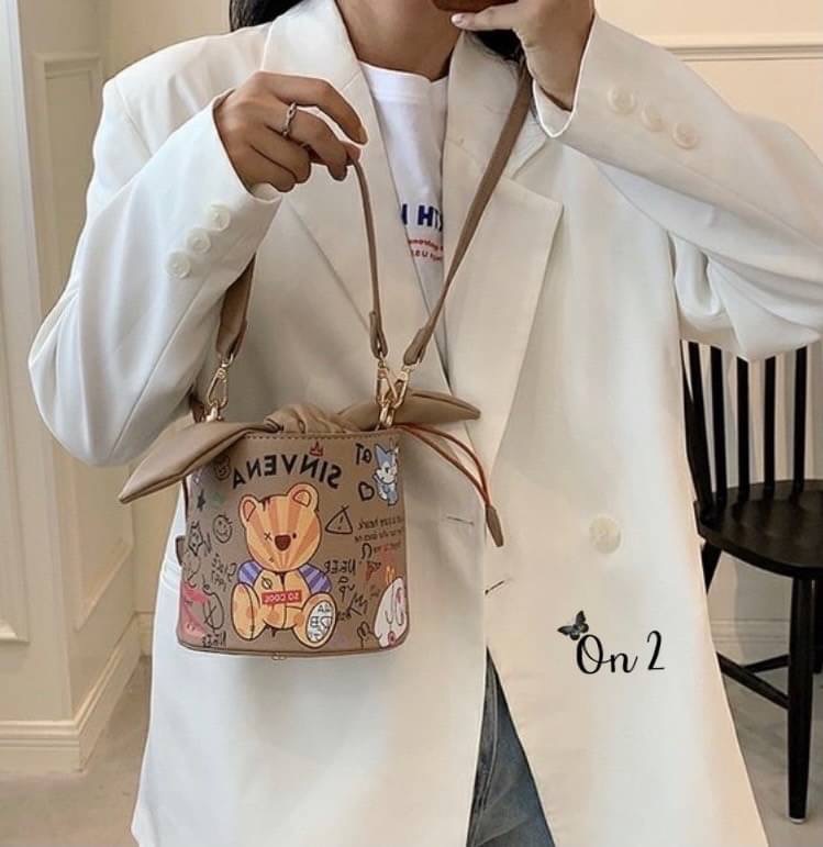 กระเป๋าสะพายทรงถัง หนังพิมพ์ลาย เปิดปิดแบบหูรูด อะไหล่ทอง มาพร้อมสายสะพายยาวครอสบอดี้ งานน่ารักมากค่ะ