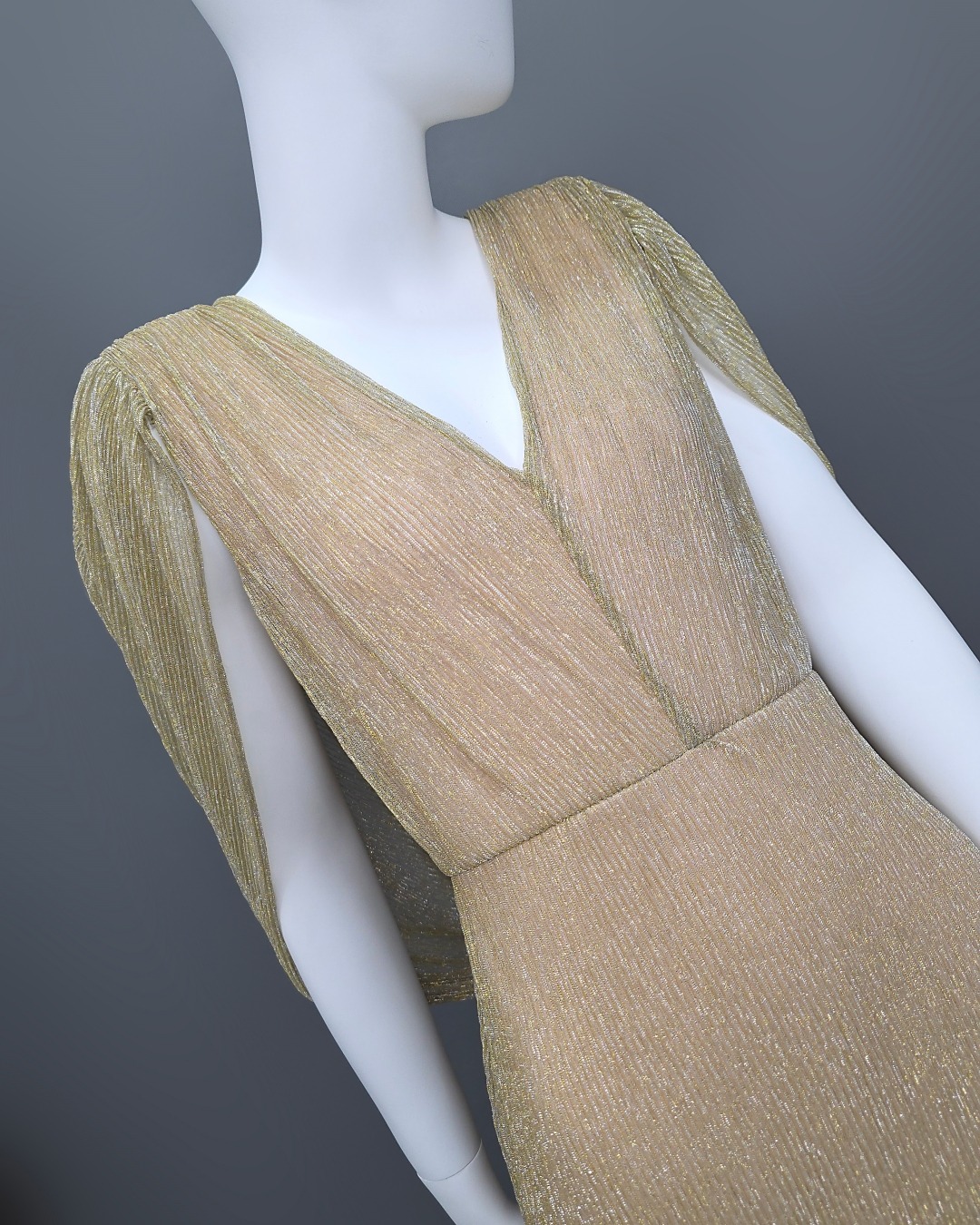 เดรสแฟชั่น เดรสเสื้อวี กระโปรงทรงสอบ มีผ้าคลุมไหล่คอถ่วงด้านหลัง ทำจากผ้าราเม่อัดพลีท