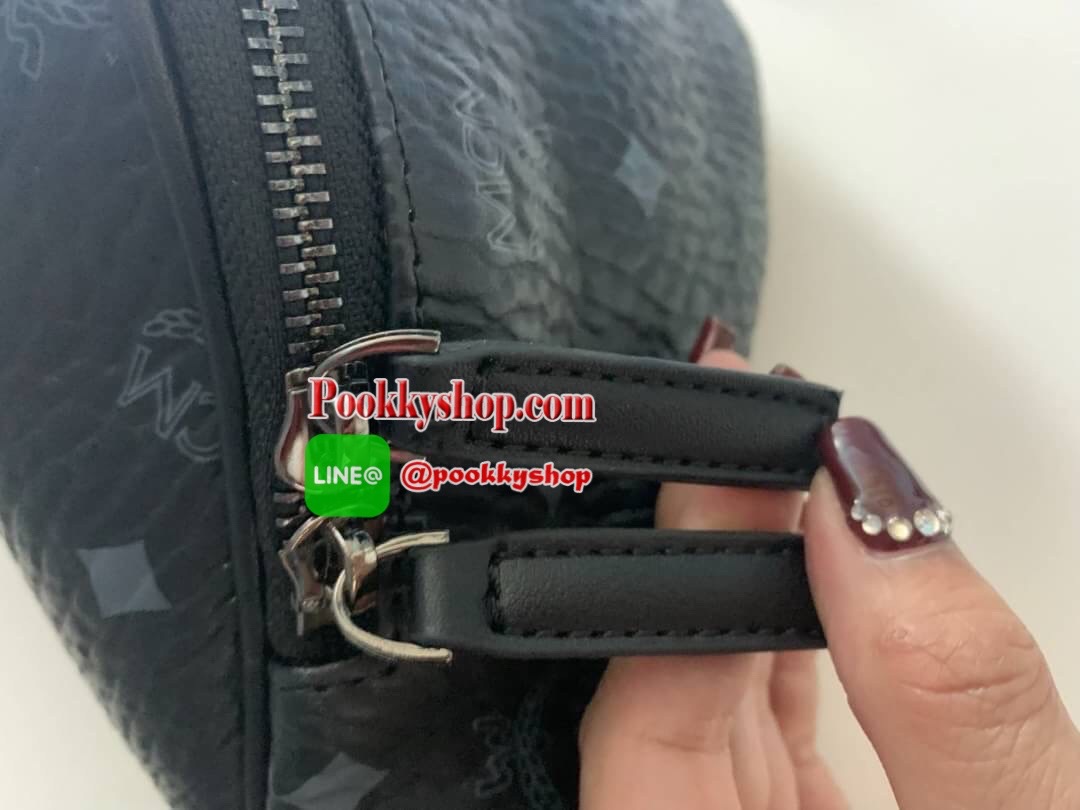 MCM Fursten ลาย Visetos กระเป๋าคาดอก/เอว ที่เข้ากับทุกไลฟ์สไตล์ จะคาดรอบเอวหรือพาดลำตัวก็ให้ลุคสตรีทแบบทันสมัย วัสดุหนังสังเคราะห์เคลือบผิวลาย Visetos หนังดีมากๆ ค่ะเปิด-ปิดด้วยซิป 2 ทาง ด้านหลังมีช่องซิปยาว 1 ซิป ด้านในโล่งกว้าง และมีช่องสำหรับเก็บของจุก