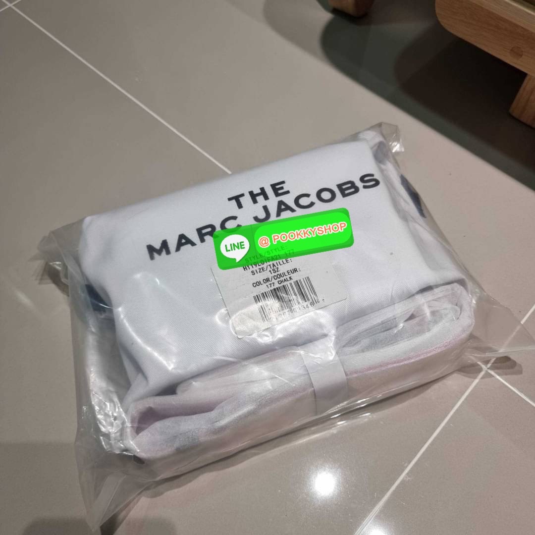 PEANUTS × MARC JACOBS THE SNAPSHOT CROSSBODY BAG คอลเลคชั่นแสนคิวท์ ที่ยกขบวนเหล่าซุปตาร์การ์ตูนมาให้แบบจัดเต็ม กับไอเท็มยอดฮิตที่โดดเด่นเป็นเอกลักษณ์ กระเป๋าสะพายข้างสุดปัง ดีไซน์ลายพรินท์แก๊งค์การ์ตูนสุดฮอต เรียกได้ว่าไม่ซ้ำใคร!! วัสดุหนังวัว สวยอยู่ทรง