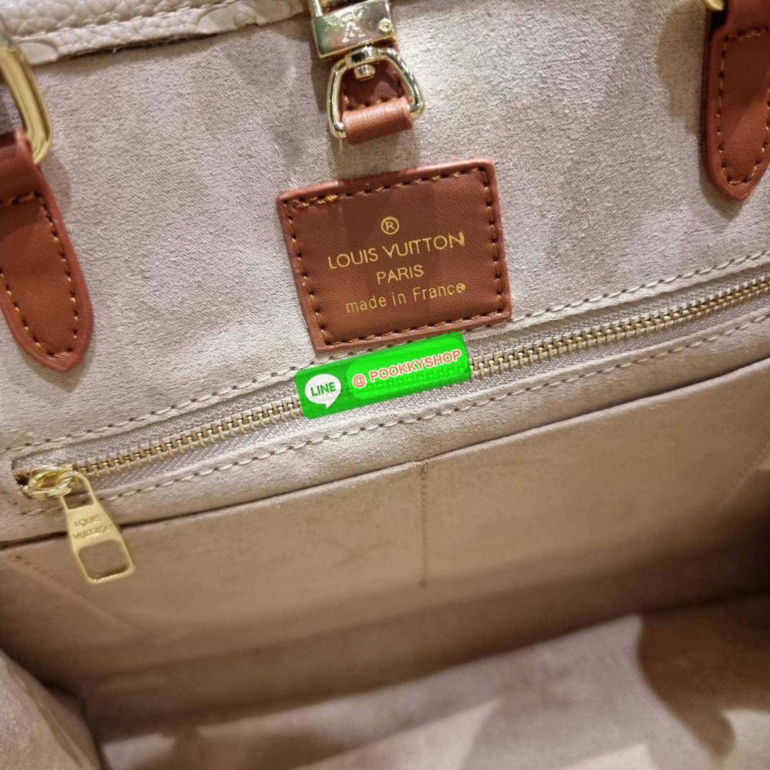 New arrival!! LV crossbody tote bag ดีไซน์สวยคม สมราคา ดูแพงไปอีก ด้วยดีเทลลายของหนัง crossgrain กระเป๋าทรงโท้ทจากเคาน์เตอร์ dutyfree คลาสสิค ผู้ดียืนหนึ่ง โทนสีใช้งานง่าย แมทช์ได้ทุกลุค มาพร้อมหูจับในตัว แบบหูหิ้ว และหูยาวสำหรับสะพายไหล่ เก๋มาก ชิคมาก ภา