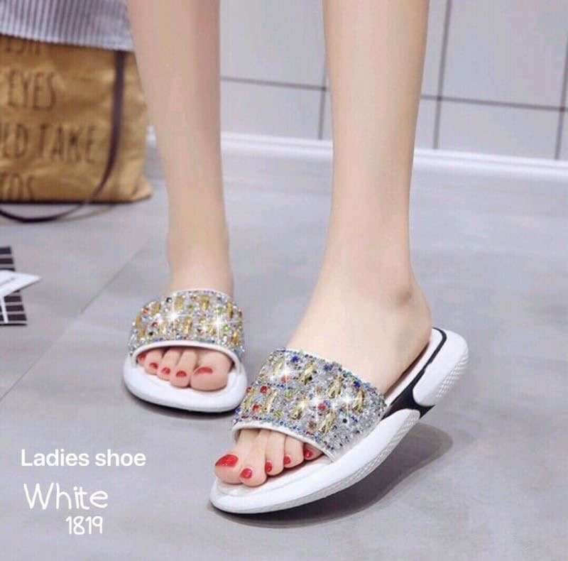 รองเท้าแตะชั่นนำเข้าสไตล์เกาหลี วัสดุพื้PU นุ่มน้ำหนักเบา ทรงสวมหนังแต่งอะไหล่วิ้งๆ ใส่ลำลองสบายๆขับผิวแมทง่าย