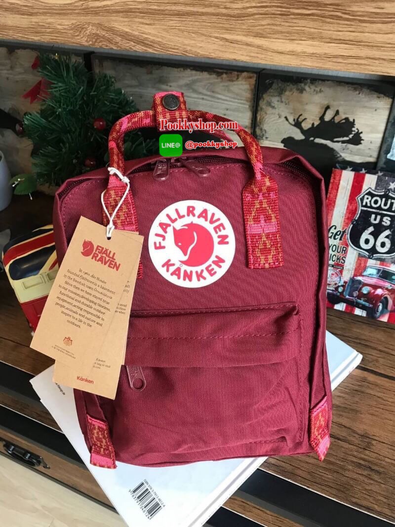 Kanken backpack รุ่น mini แบรนด์ดังจากสวีเดนที่นิยมกันมากในหมู่วัยรุ่น กระเป๋าเป้ที่มีน้ำหนักเบา แต่มีความทนทาน และช่องว่างต่างๆมากขึ้น มีซิปหน้าสำหรับใส่ของกระจุกกระจิก และหูหิ้วทั้งด้านหน้าและด้านหลัง สำหรับการหิ้วถือได้สะดวก ใส่มินิไอแพค กระเป๋าสตางค์ย