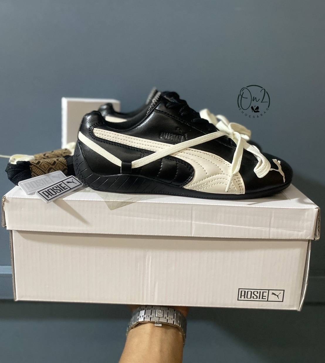 รุ่น: Rosie PUMA Collaboration Sneakers (คอลเลกชันพิเศษร่วมกับ Rosie Huntington-Whiteley) ประเภท: รองเท้าผ้าใบแฟชั่นหนังแท้ทรงสปอร์ตโมเดิร์น • คอลเลกชันพิเศษ Rosie x PUMA ที่เน้นความหรู เรียบ และมินิมอล แต่ยังดูสปอร์ตเกรดพรีเมียม สวมใส่สบาย พื้นนุ่มดีไซน์