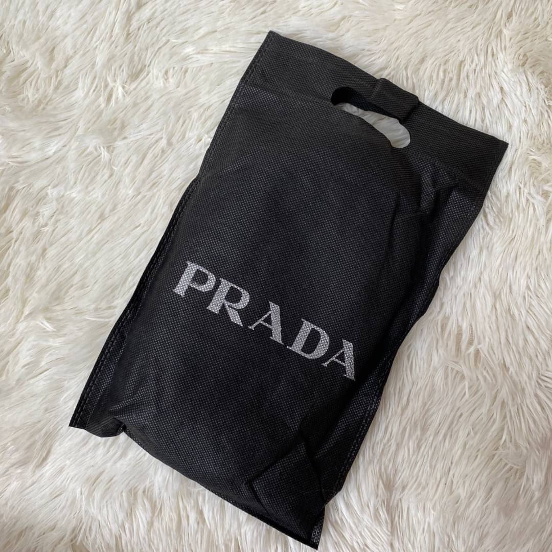 พร้อมส่งค้าา กระเป๋าคาดอก จากแบรนด์ Prada วัสดุทำจากผ้าNylon อย่างหน้า อยู่ทรงสวยเลยคะ ขนาดกะทัดรัด ใส่มือถือ บัตรเครดิต ได้เหลือๆ ด้านหน้ามีช่องซิปแยกให้คะ ด้านในบุผ้าลายแบรนด์อย่างดี มีป้ายโลหะแบรนด์ พร้อมช่องใส่ของแยกอีกด้วยคะ อะไหล่เงินทั้งใบ รุ่นนี้แ