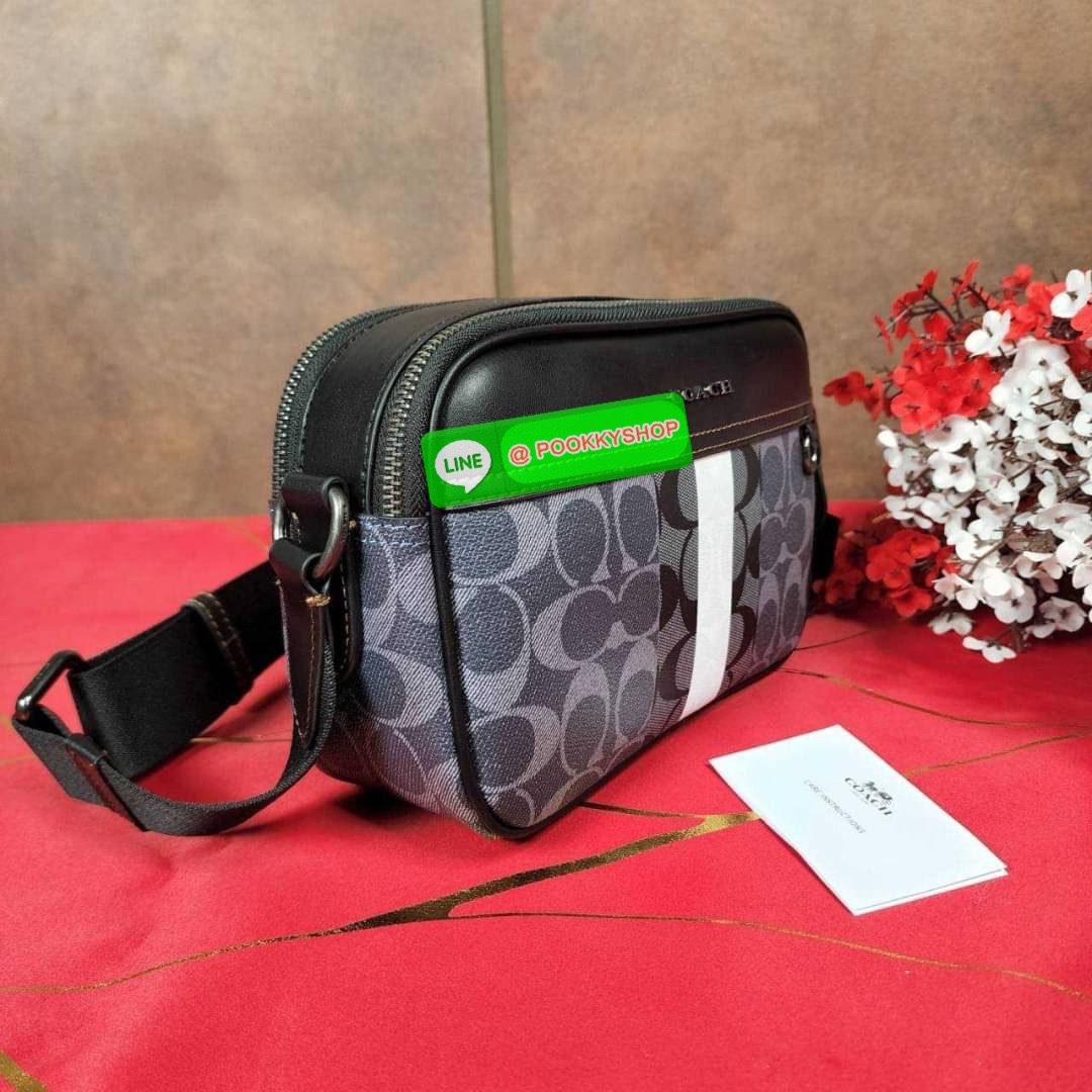 กระเป๋าสะพายข้างผู้ชาย COACH Graham Crossbody In Blocked Signature C9965 กระเป๋าผ้าเคลือบซิกเนเจอร์และหนังอย่างดี ภายในกระเป๋าเอนกประสงค์ ปิดซิปคู่ ซับในผ้า กระเป๋าสลิปด้านนอก สายปรับได้ยาว 25 นิ้ว สำหรับสะพายไหล่หรือสะพายข้าง