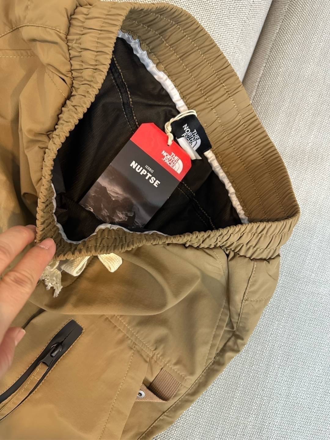 รุ่นใหม่ล่าสุดชนช็อปเลยจ้า กางเกงขายาวเนื้อผ้าร่มปลายขาจั้ม THE NORTH FACH ลุคสป็อตเท่ๆค่ะ เนื้อผ้าอย่างดี คุณภาพการันตี มีป้าย tag แบรนด์