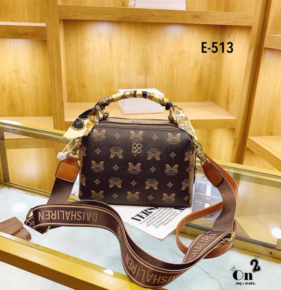 NEW-IN💘ใบนี้คือน่าร้ากก สไตล์แบรนด์😚 งานคุณภาพค่ะ ดีไซน์เกร๋ไม่เบา หูโค้งอยู่ทรงสวยค่า👏🏼เห็นปุ๊บคือชอบปั๊บบ งานดีมากก เป็นทรงหมอน จุได้เยอะ(ใส่มือถือได้) มาพร้อมสายยาว