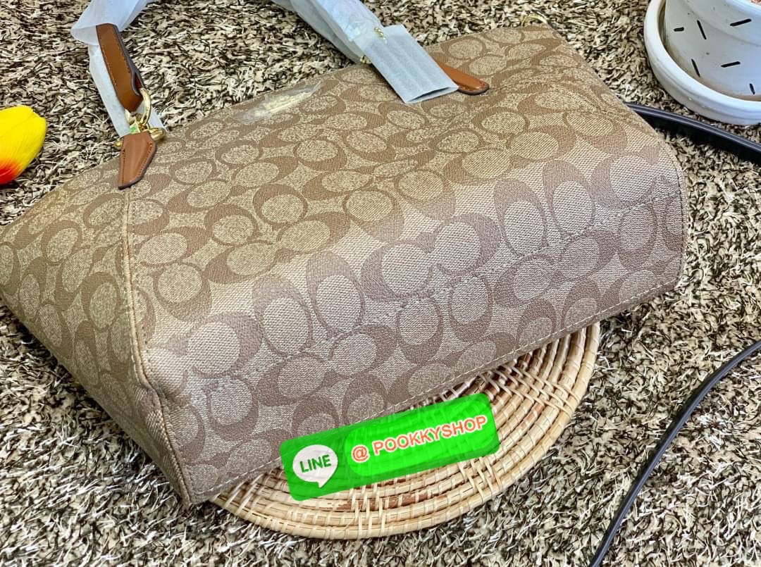 COACH 28989 KELSEY IN SIGNATURE CANVAS SHOULDER BAG กลับมาอีกครั้ง คุณภาพเต็ม100 เหมือนเดิม ไม่หักเลยจ้าา กระเป๋าทรงพัด หิ้วหรือสะพายข้างได้ หนังแท้ลายแคนวาส หนังนิ่มมากๆ สัมผัสแล้วคือใช่เลยจ้าา! เปิด-ปิดกระเป๋าแบบซิป ปากกระเป๋ากว้างหยิบจับสัมภาระง่าย ภาย