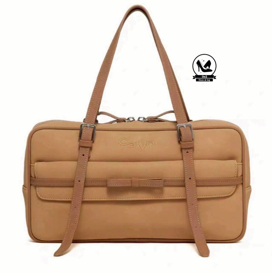 Carlyn งาน 1:1 งานสวยเป๊ะ แยกไม่ออก นำ้หนักเบา ใส่ของได้จุกๆ ดีไซน์เรียบหรู ใช้งานได้ทั้งในชีวิตประจำวันและโอกาสพิเศษเหมาะกับการถือหรือสะพายไหล่มีความจุพอเหมาะสำหรับใส่ของใช้จำเป็น เช่น โทรศัพท์, กระเป๋าสตางค์, เครื่องสำอาง