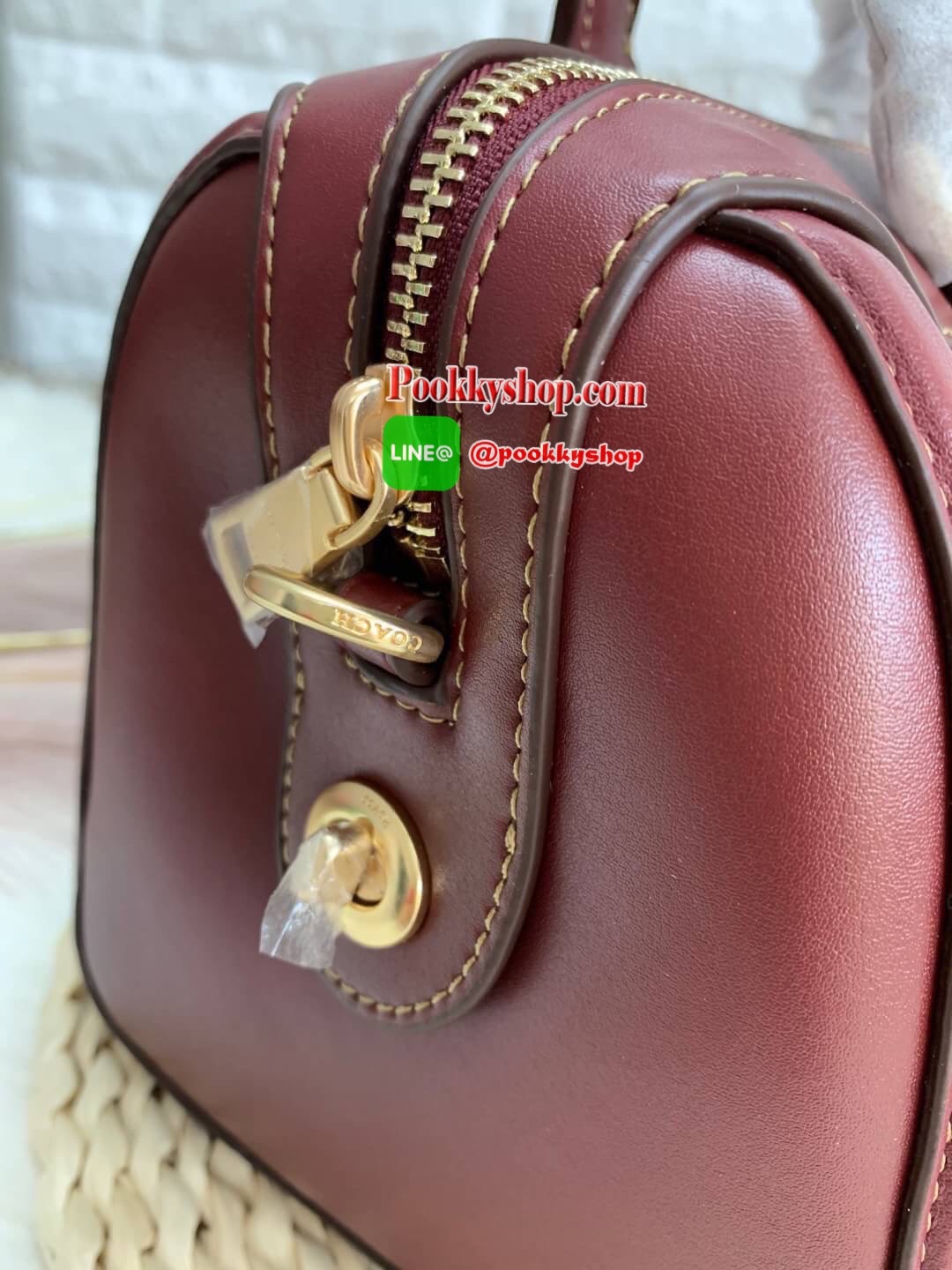 COACH IVIE BENNETT SATCHEL IN SIGNATURE JACQUARD BAG ✔️วัสดุผ้าJACQUARD +pvc ✔️ป้ายห้อยเป็นโลหะแบรนด์ ✔️เปิดปิดกระเป๋าแบบซิป ภายในใส่กระเป๋าสตางค์ใบยาวได้ ของอื่นๆจุค่ะรุ่นนี้ ✔️สายสะพายถอดออกได้ เลื่อนปรับระดับได้นะคะ