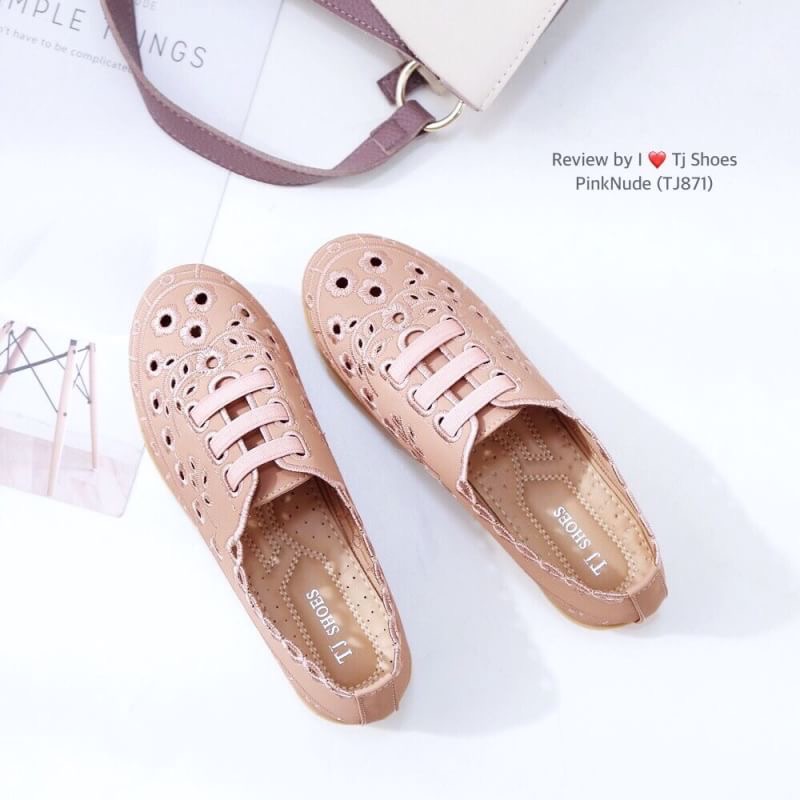 พร้อมส่งรองเท้าสุขภาพ ที่ทั่งเกร๋ทั้งน่ารักสุดๆ รองเท้ารุ่นนี้เป็นงานสั่งทำพิเศษ หนังนิ้มนิ่ม จับแมทกับชุดอะไรก็เกร๋ก็น่ารักสุดๆ พื้นบุนิ่มแถมมีรูระบายอากาศใส่แล้วเท้าไม่อับ ใส่นุ่มเดินสบายมากๆ ส้นยางอย่างดี เป็นรุ่นแนะนำ ซื้อไปรับรองไม่ผิดหวัง ห้ามพลาดเล