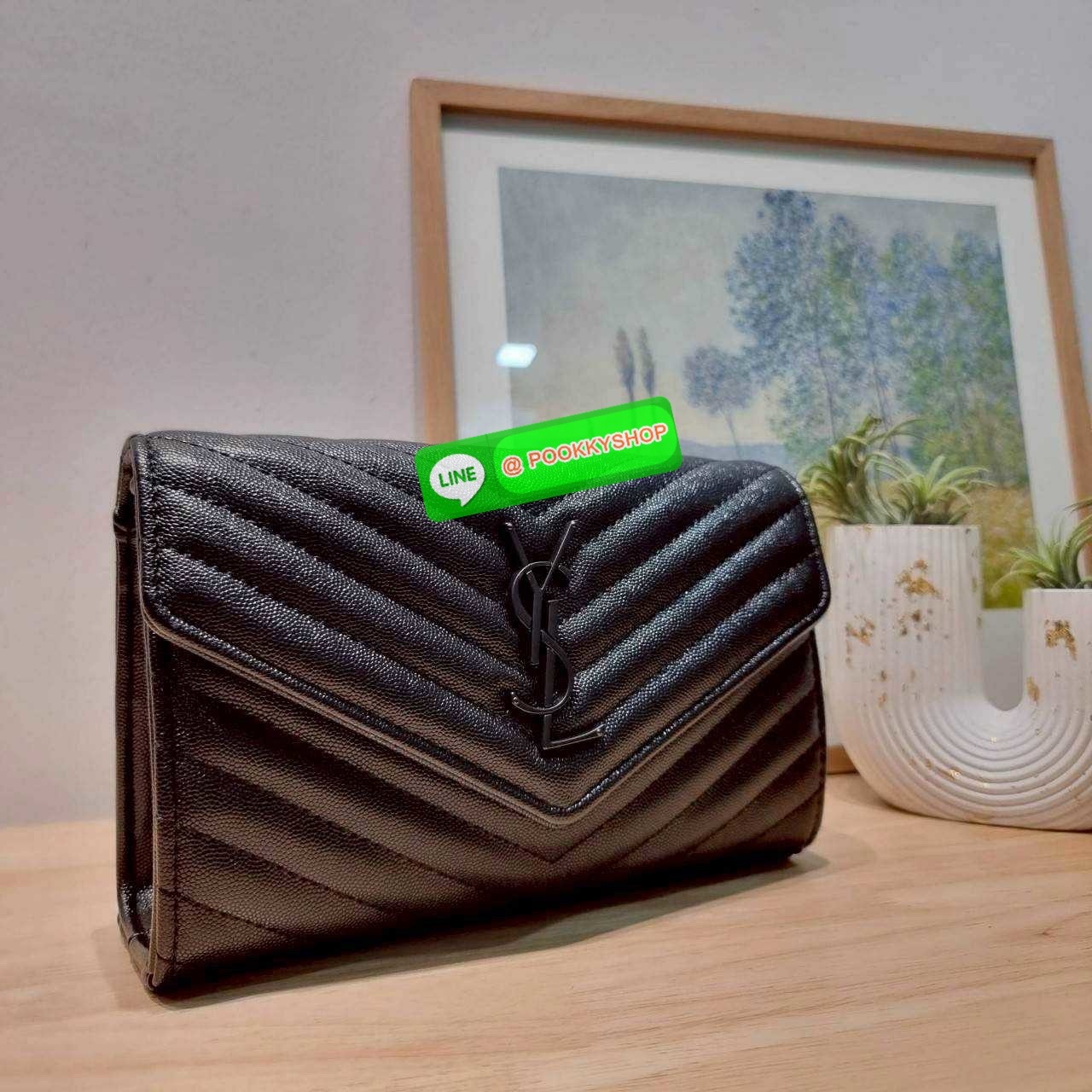 🔆 Model YSL clutch bag with chain ไม่เคยผิดหวังจริงๆ!! กับรุ่นที่สาวๆรู้กัน กระเป๋าสะพายพรีเมี่ยมกิ๊ฟ จากเคาน์เตอร์ vip dutyfree ทรง woc สุดฮอต ดีไซน์เรียบหรู โดดเด่นด้วยโลโก้ด้านหน้า เพิ่มดีเทลความผู้ดี ใช้งานง่ายเพียงแค่เปิด-ปิดด้วยกระดุมแม่เหล็