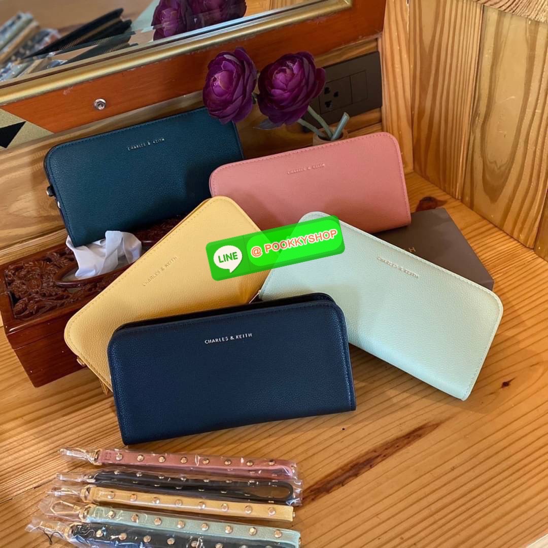 Charles & Keith Classic Zip Around Wallet กระเป๋าาสตางค์ใบยาว ซิปรอบ ด้านในมีช่องใส่บัตรหลายช่อง มีช่องใส่ธนบัตร และช่องซิปใส่เหรียญค่ะ มาพร้อมสายคล้องข้อมือ ตกแต่งด้วยหมุด
