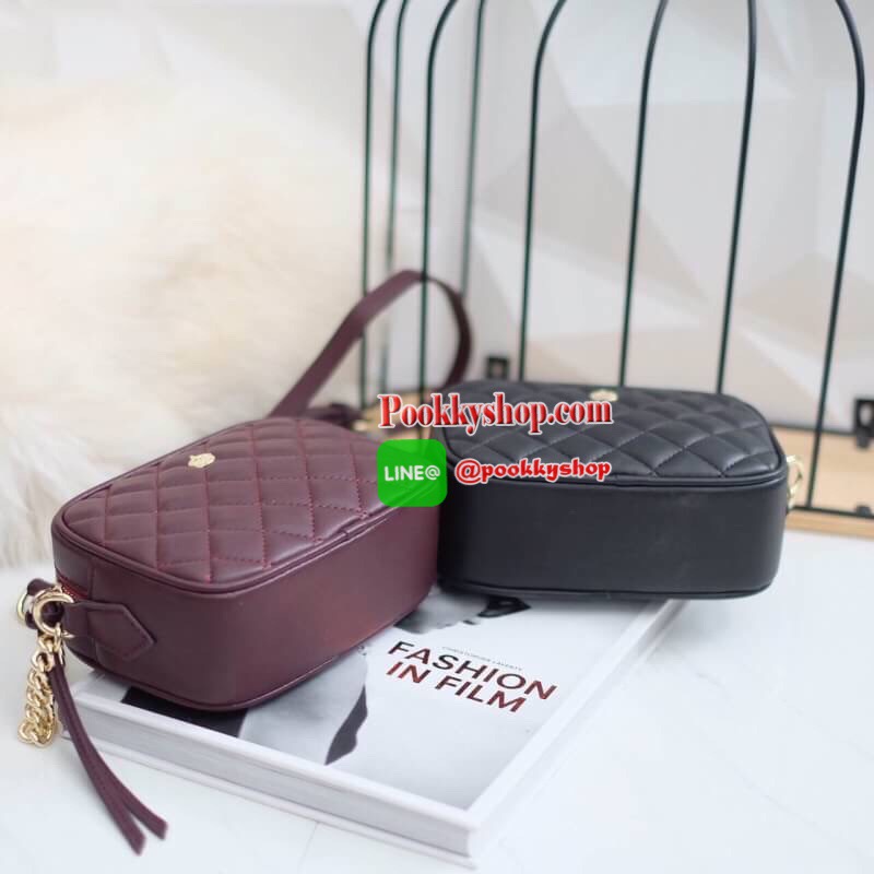 New arrival! KEEP ABox กระเป๋าทรงกล่อง น่ารักๆ หนังแกะสังเคราะห์ นิ่มๆ ปักลายตาราง สุด Classic ขนาดกำลังน่ารัก สะพายข้างหรือพาดลำตัว ก้อสวยค่า สายยาว เป็นหนังตัดด้วยโซ่ทอง ปรับระดับได้ ภายในมีช่องแบ่งเก็บของได้เป็นสัดส่วน ใบนี้ complete กับ Look ไหนก้อสวย